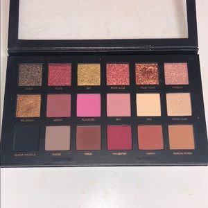 HUDA BEAUTY eyeshadow palette